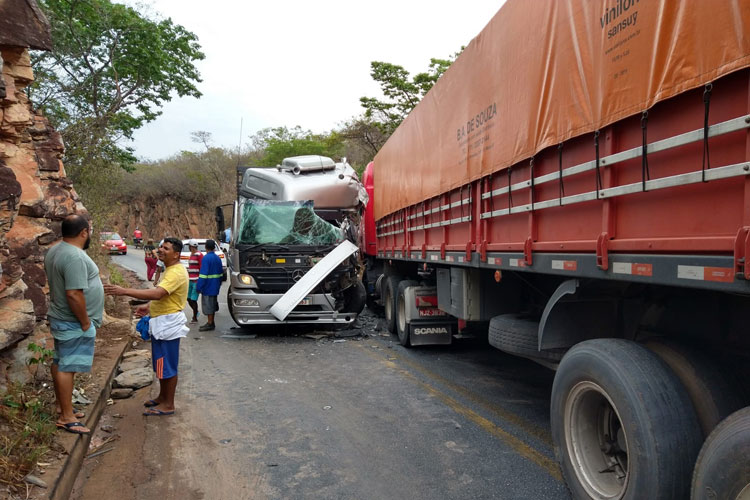 Acidente entre duas carretas interdita BR-430 em Igaporã