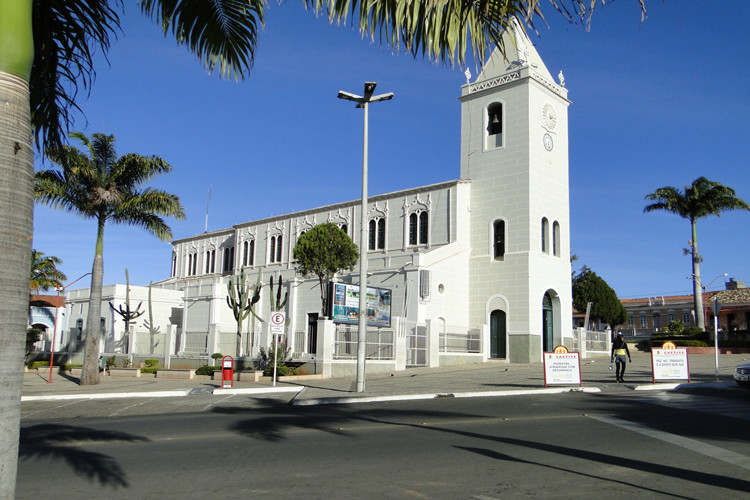 Detento aproveita banho de sol e foge da delegacia de Caetité