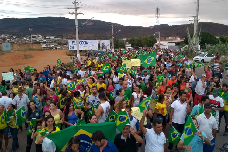 Com passeata e carreata, Brumado se une em definitivo à paralisação dos caminhoneiros