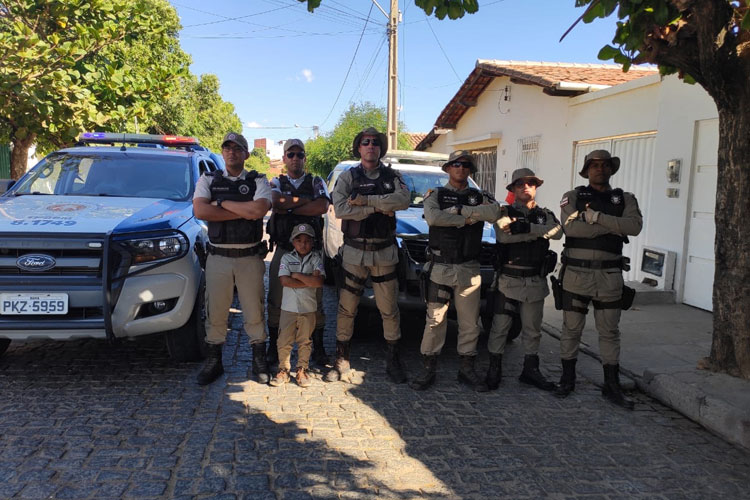 Policiais militares realizam o sonho de uma criança em Guanambi