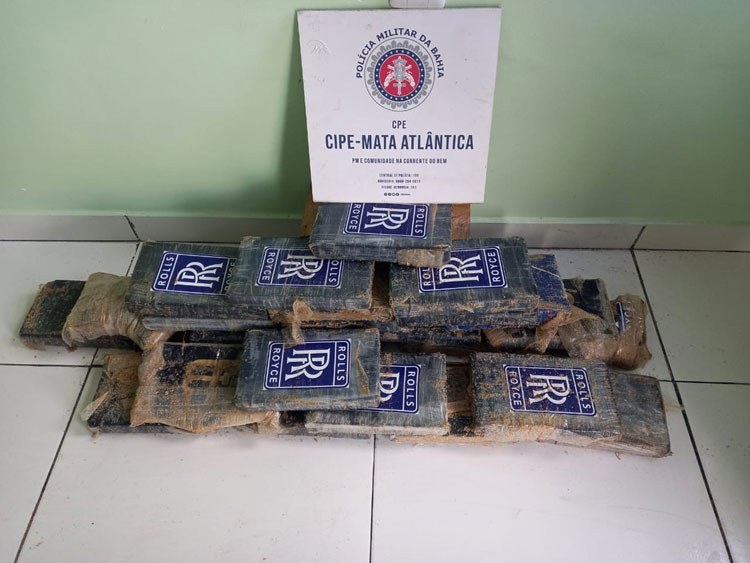 Polícia encontra mais de 30 kg de drogas dentro de mala em praia de Mucuri