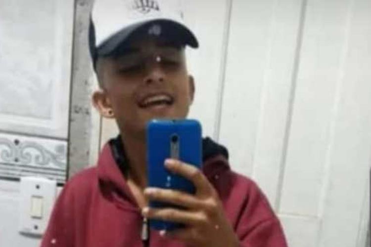 Jovem morre eletrocutado enquanto usava fones de celular ligado a tomada