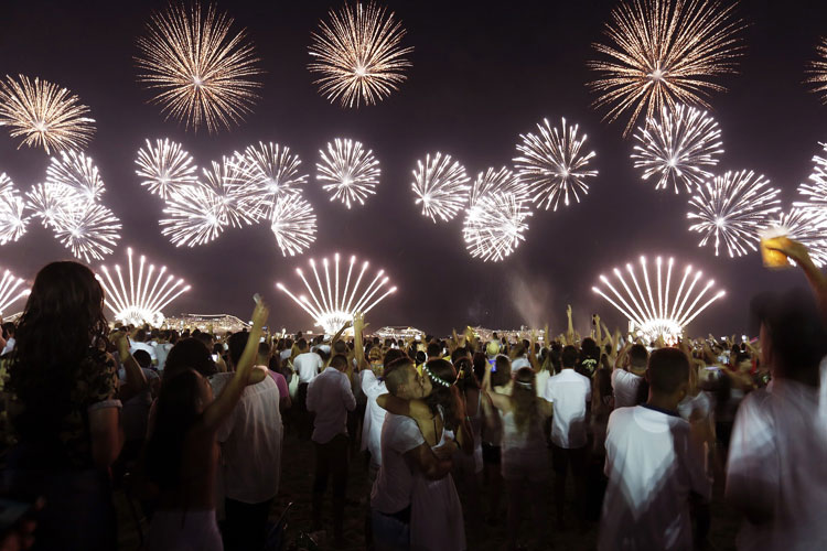 Queima de fogos mais longa do réveillon do Rio de Janeiro embala festa em Copacabana