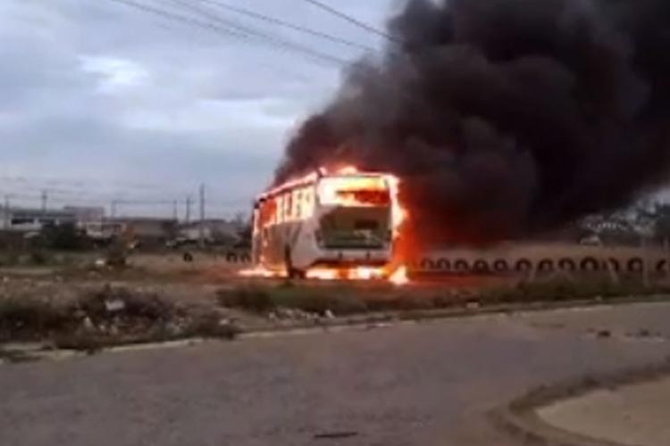 Cerca de 15 homens invadem ônibus e incendeiam veículo em Vitória da Conquista