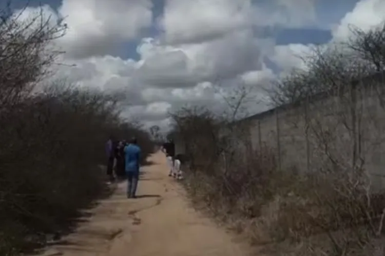 Corpo de mulher é encontrado com 25 marcas de tiros em estrada em Feira de Santana