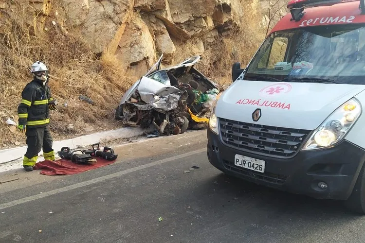 Colisão frontal entre carreta e automóvel deixa um morto e interdita BR-030 em Guanambi