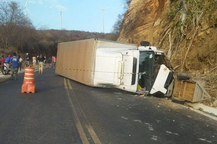 Colisão frontal entre carreta e automóvel deixa um morto e interdita BR-030 em Guanambi