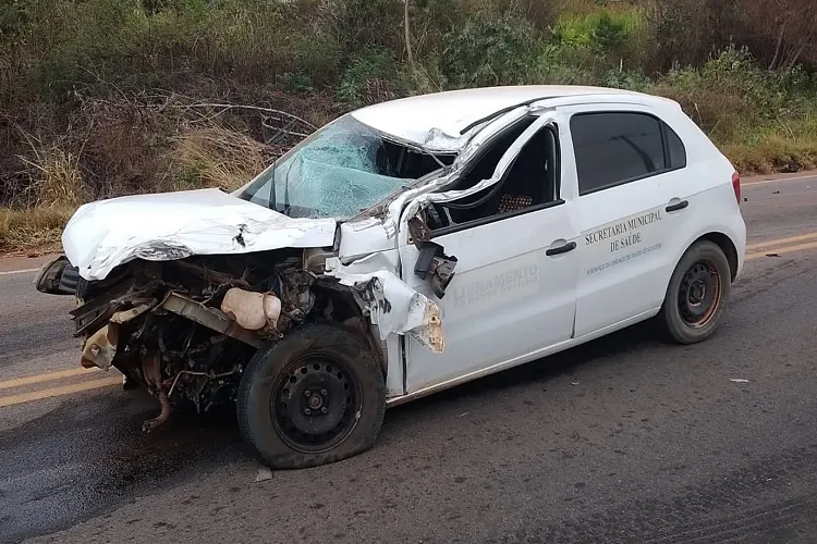 Veículo da prefeitura de Livramento de Nossa Senhora colide em caminhão na BA-148