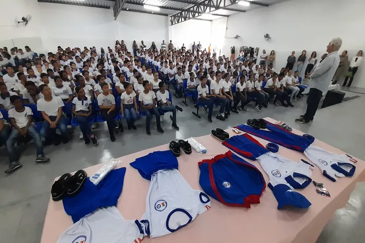 Brumado: Prefeitura entrega uniformes, mantém escolas cívico-militar e retoma o Proerd