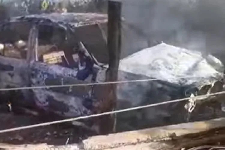 Carro pega fogo após colidir contra poste de eletricidade em Livramento de Nossa Senhora
