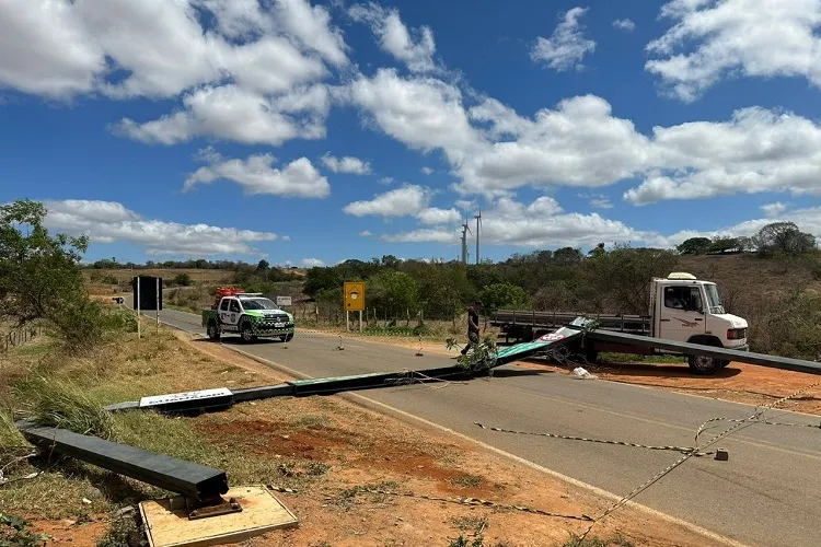 Guanambi: Pórtico na entrada do distrito de Morrinhos cai e por pouco não causa tragédia