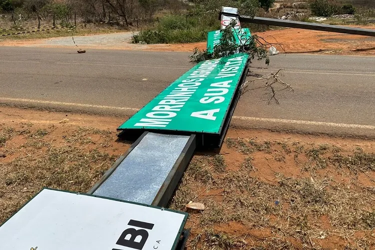 Guanambi: Pórtico na entrada do distrito de Morrinhos cai e por pouco não causa tragédia