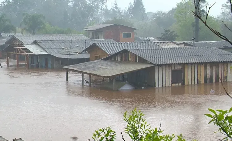 Ciclone e tempestades deixam mortos e estragos no Rio Grande do Sul e em Santa Catarina