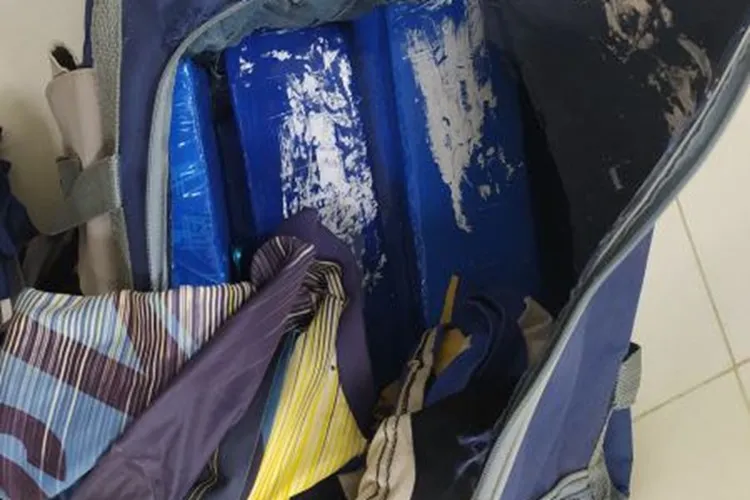 PRF prende passageiro com mochila 'recheada' de maconha em Vitória da Conquista 