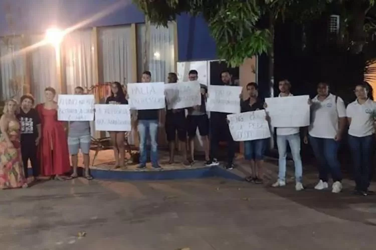 Caetité: Alunos do curso de Engenharia de Minas protestam contra falta de estrutura na Uneb