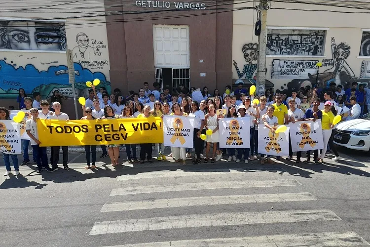 Colégio Getúlio Vargas promove passeata em alusão ao Setembro Amarelo em Brumado