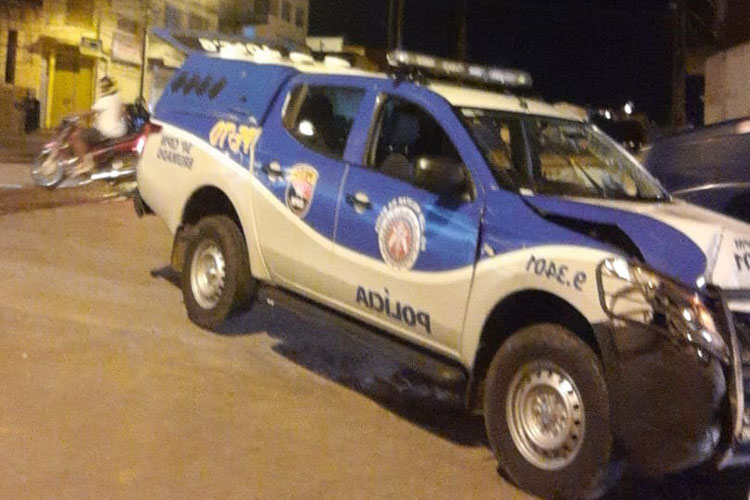 Viatura da Polícia Militar colide com poste durante perseguição em Brumado