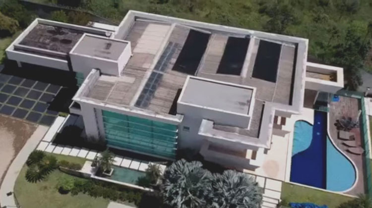 Flávio Bolsonaro compra mansão de R$ 6 milhões em Brasília