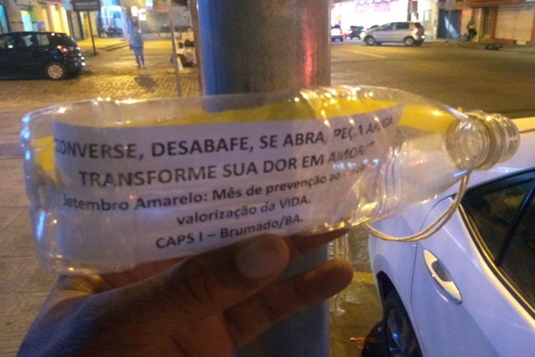 Contra o suicídio, Caps pendura garrafas com mensagens em postes no centro de Brumado