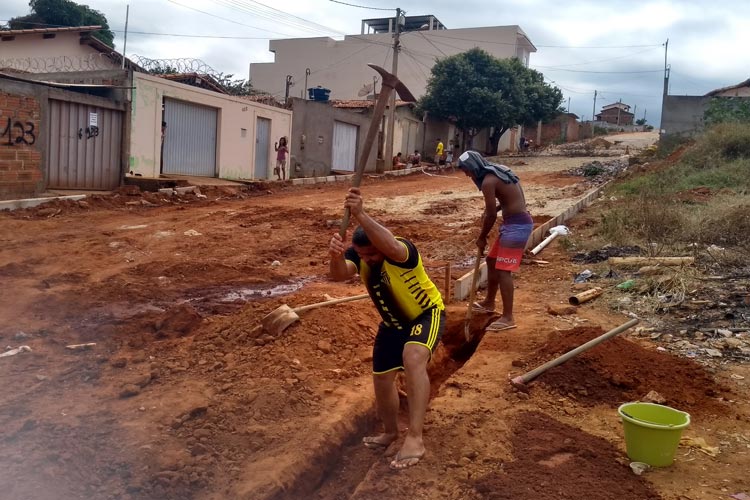 Brumado: Moradores cobram esgotamento em ruas que estão sendo pavimentadas no Bairro Baraúnas