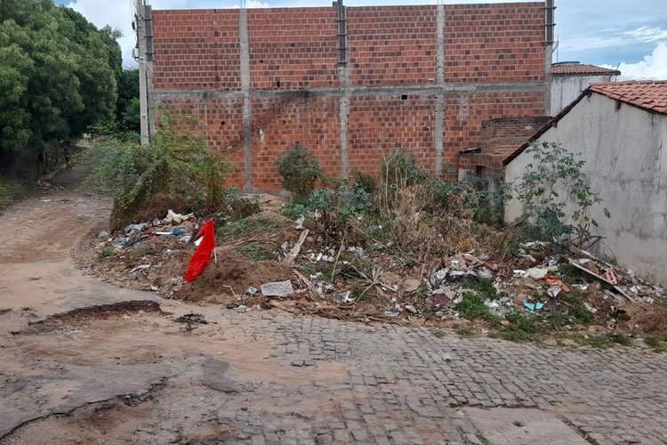 Brumado: Terreno baldio gera transtornos e moradores cobram ações do poder público