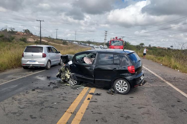 Mãe e filho morrem em batida entre dois carros em Camaçari