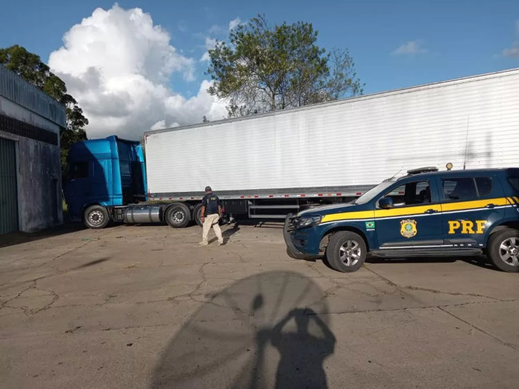 Caminhão com quase cem mil latas de cerveja é apreendido na BR-116 em Encruzilhada