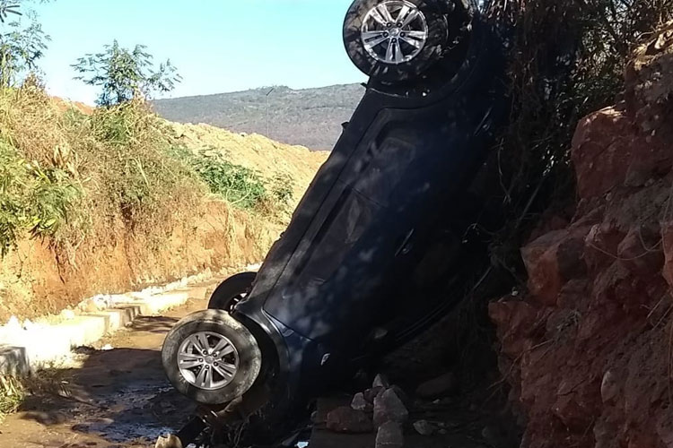 Brumado: Motorista perde controle da direção e veículo cai em obra no Riacho do Bufão