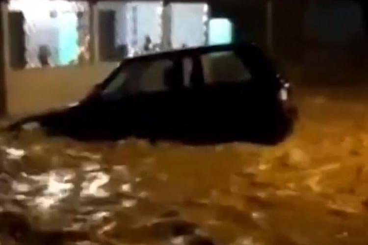 Chuva forte deixa ruas alagadas em Anagé