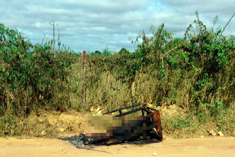 Corpo carbonizado é encontrado dentro de sofá às margens do Anel Rodoviário em Vitória da Conquista