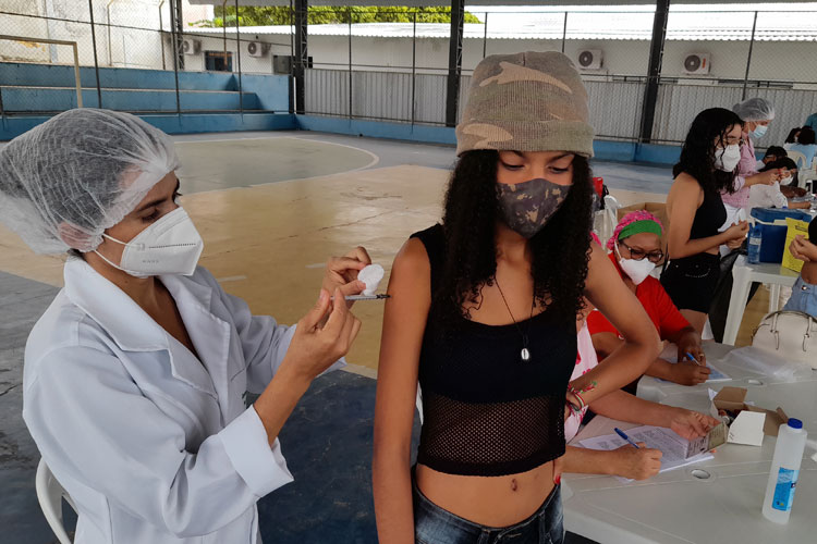 Brumado: Conscientes, adolescentes vão para fila de vacinação utilizando máscara