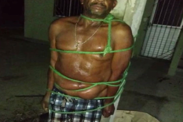 Após agredir a mulher, homem é amarrado em poste no interior da Bahia