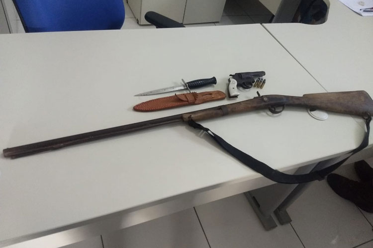 Idoso é preso com armas de fogo na zona rural da cidade de Ituaçu