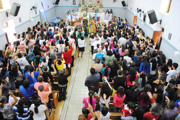 Imagem pelegrina de Nossa Senhora Aparecida é recebida com festa em Lagoa Real