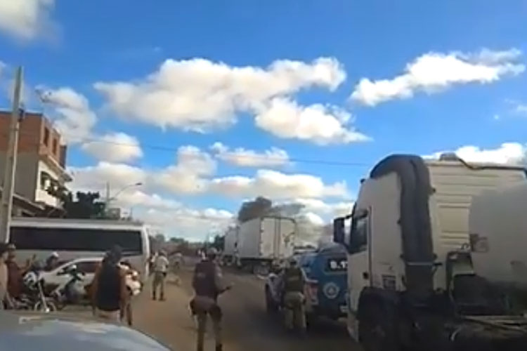 BA-156: Manifestantes impedem passagem de carreta com combustível em Tanque Novo