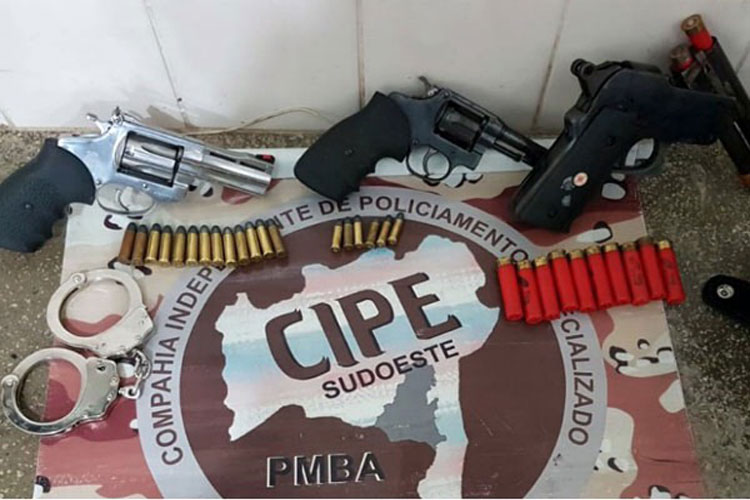 Polícia prende homem em flagrante por posse ilegal de armas de fogo em Presidente Jânio Quadros