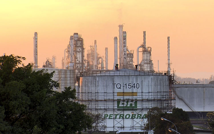 Petrobras reduz preço da gasolina em 3,34% nas refinarias
