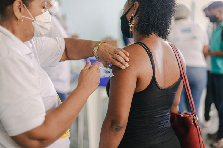 Covid-19: 60% dos baianos vacinados não reforçaram a imunização