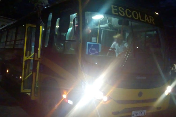 Ônibus da frota escolar de Livramento de Nossa Senhora é depredado por estudantes