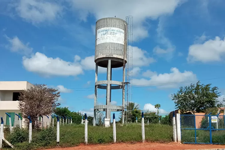 Embasa ignora apelo e caixa d'água continua gerando risco à escola em Caraíbas