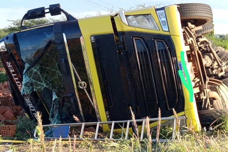 Carreta carregada de blocos capota na BA-156 em Macaúbas
