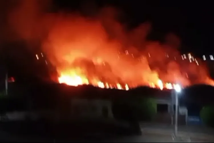 Incêndio de grande proporção atinge o centro da cidade de Tanhaçu