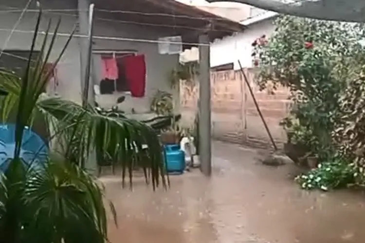 Fortes chuvas causam alagamentos e queda de energia em Macaúbas