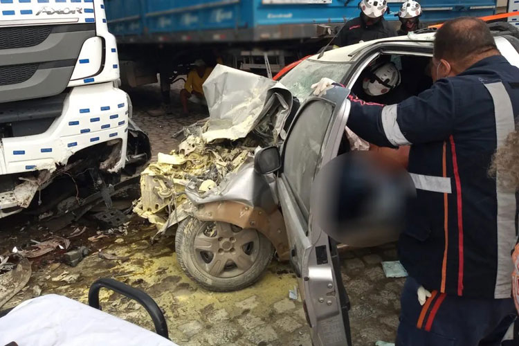Carreta de Brumado se envolve em acidente na BR-101 em Santo Antônio de Jesus