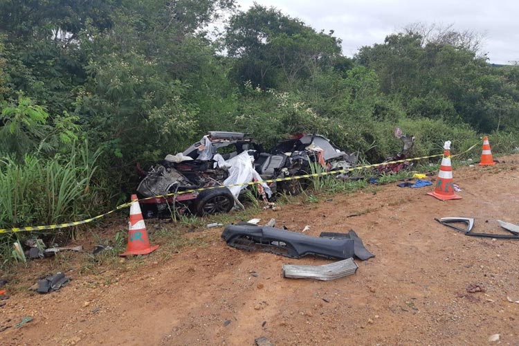 BR-116: Batida entre caminhão e carro deixa quatro mortos no sudoeste da Bahia