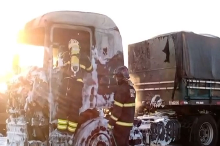 Vitória da Conquista: Carreta que transportava carga de ureia pega fogo e fica parcialmente destruída