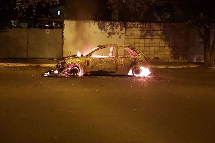 Carro pega fogo na Avenida Otávio Mangabeira em Brumado