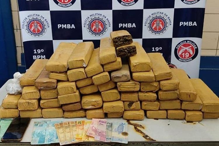 Homem é preso após polícia achar mais de 40 kg de maconha em mala de carro em Jequié