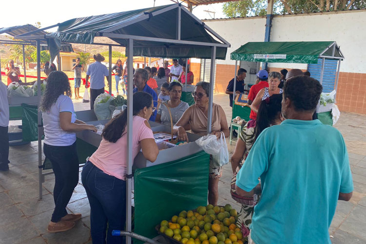 Agricultores familiares reativam feira verde em Presidente Jânio Quadros 