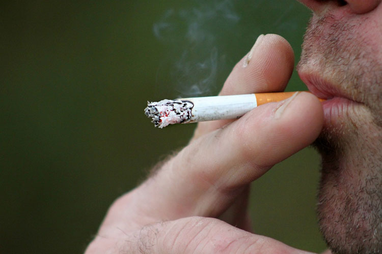 Proibição de cigarro em locais públicos evitou a morte de 15 mil crianças no Brasil, diz Inca
